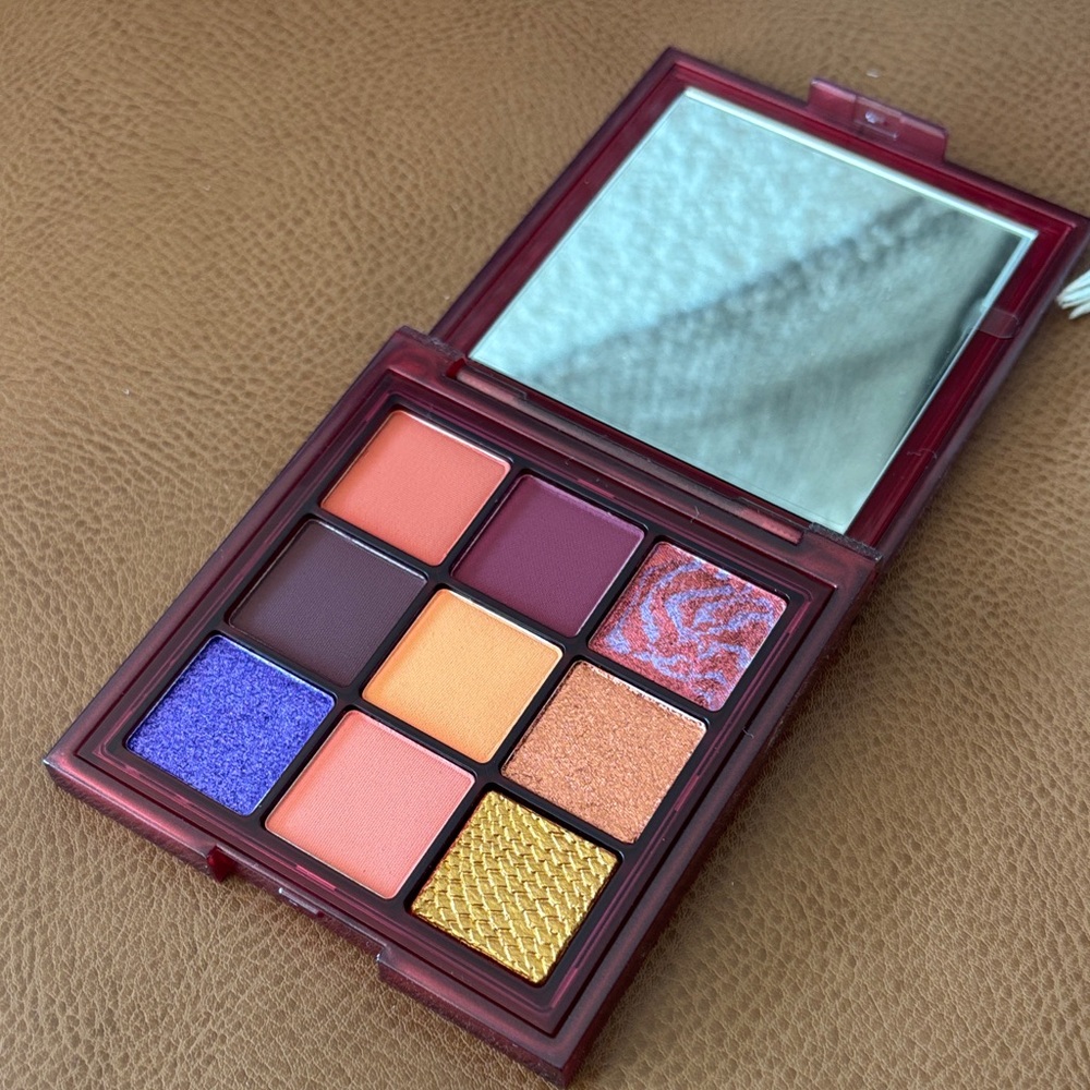 Huda Beauty, Wild Chameleon, Vibrant Eyeshadow Palette with 9 Shades, NWT